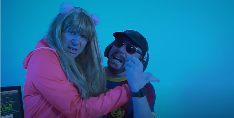 César Cadaval y Jorge Cadaval, Los Morancos, imitando a Clara Chía y Gerard Piqué en el vídeo parodia de la canción de Shakira con Bzrp