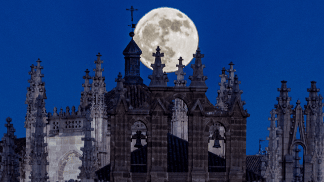 Full moon February 2023 from the city of Toledo.