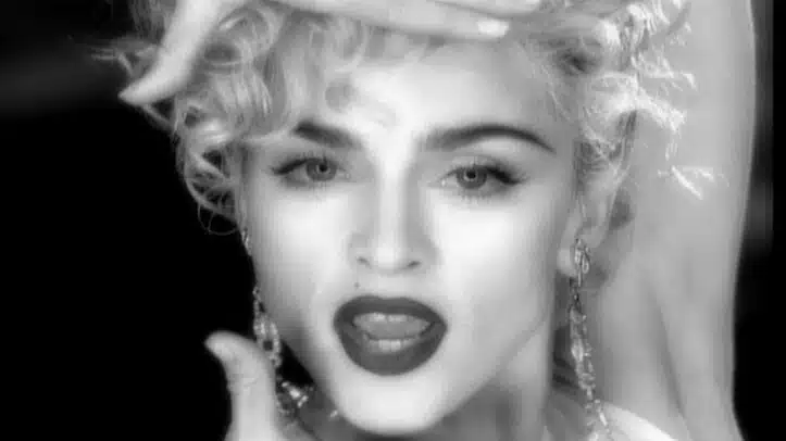Madonna en un su videoclip Vogue