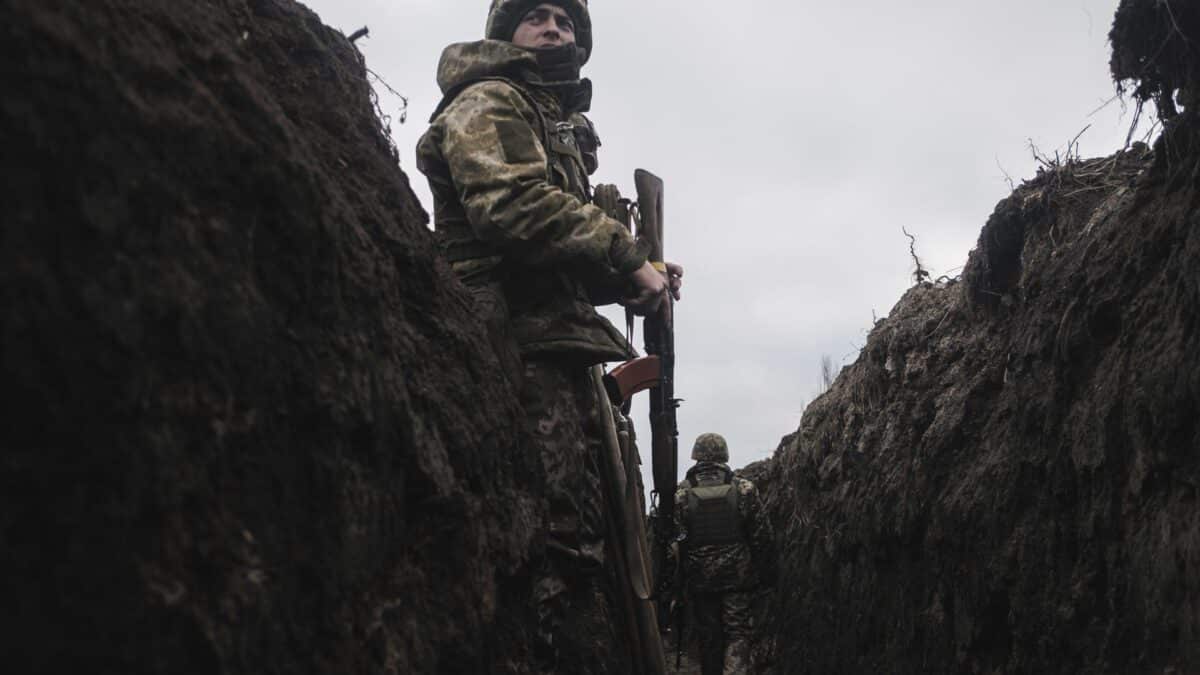 Un soldado ucraniano, en una trinchera cerca de Bakhmut.