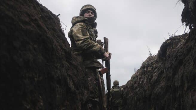 Un soldado ucraniano, en una trinchera cerca de Bakhmut.