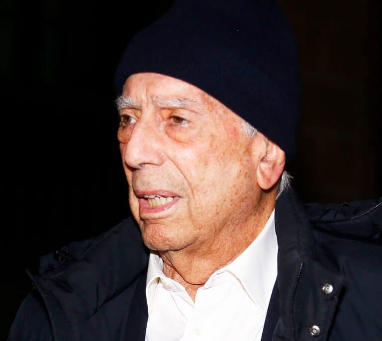 Vargas Llosa vuelve de París y niega que los celos provocasen su ruptura con Isabel Preysler