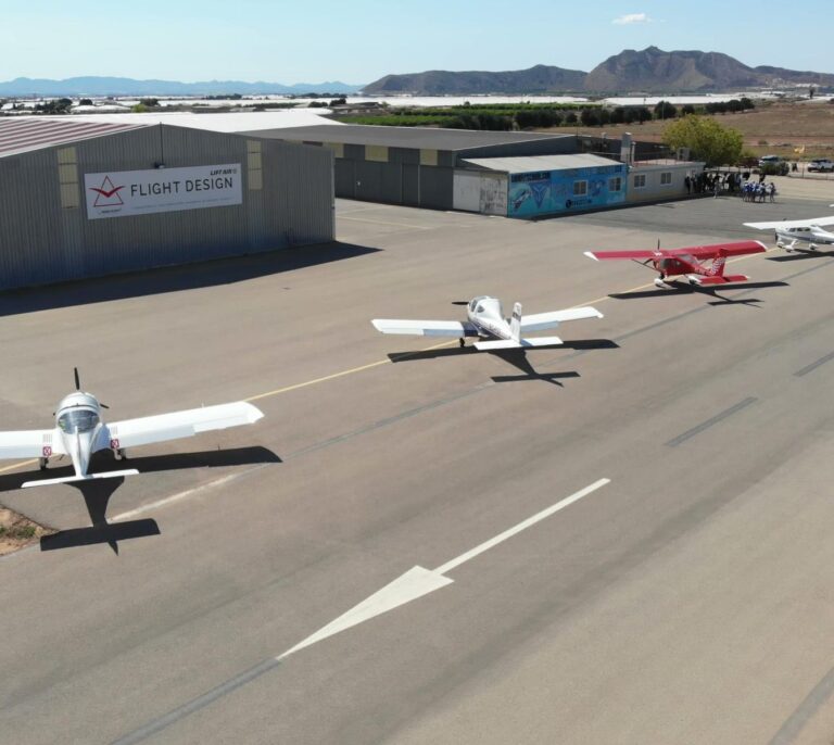 Mueren un militar y un instructor de vuelo en un accidente con una avioneta privada en Murcia