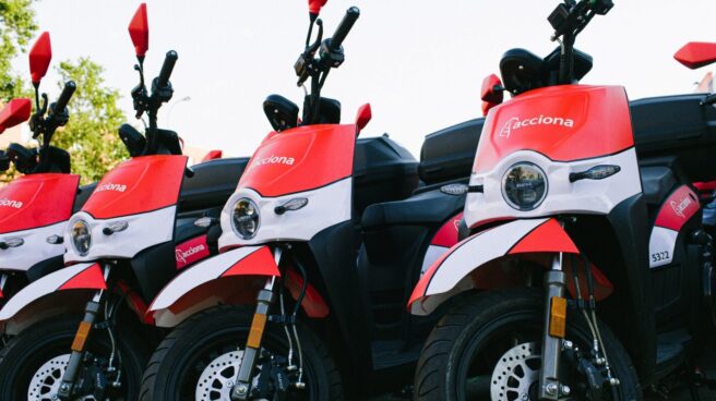 Varias motos de Acciona aparcadas. Varias motos de Acciona aparcadas.