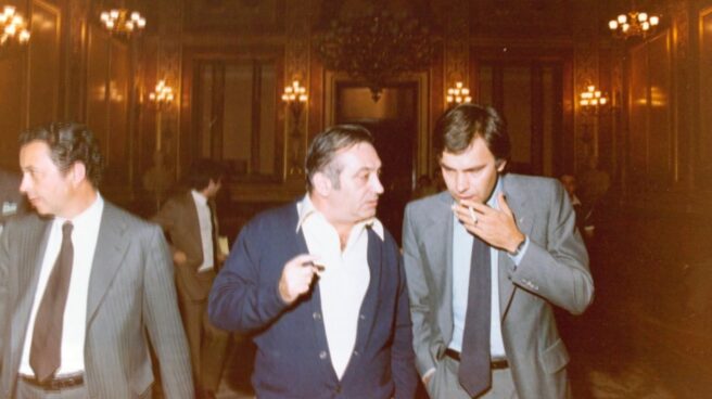 Nicolás Redondo conversa con Felipe González en los pasillos del Congreso, en mayo de 1988, meses antes de la gran huelga general.