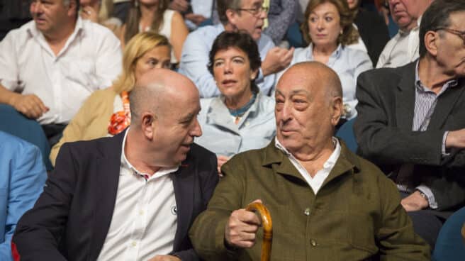 Nicolás Redondo Urbieta (a la derecha), en un acto del PSE en homenaje a Txiki Benegas en el año 2015.