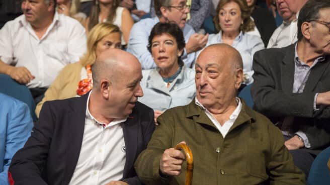 Nicolás Redondo Urbieta (a la derecha), en un acto del PSE en homenaje a Txiki Benegas en el año 2015. Nicolás Redondo Urbieta (a la derecha), en un acto del PSE en homenaje a Txiki Benegas en el año 2015.