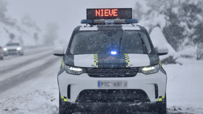 Nieve en la borrasca de nombre Gerard en la que se ve un coche de policía