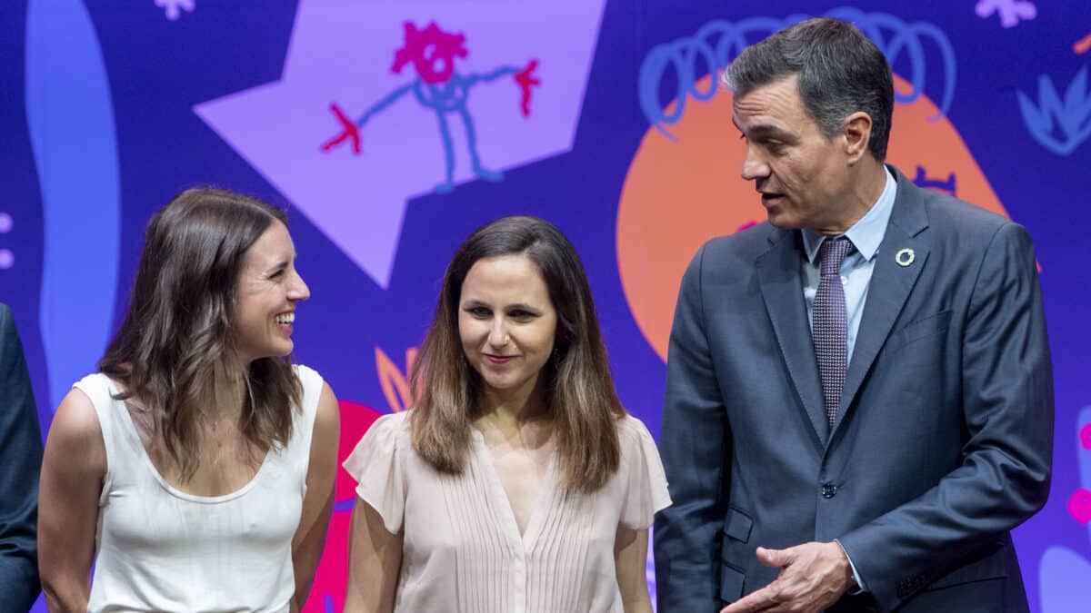 (I-D) La ministra de Igualdad, Irene Montero; la ministra de Derechos Sociales y Agenda 2030, Ione Belarra y el presidente del Gobierno, Pedro Sánchez