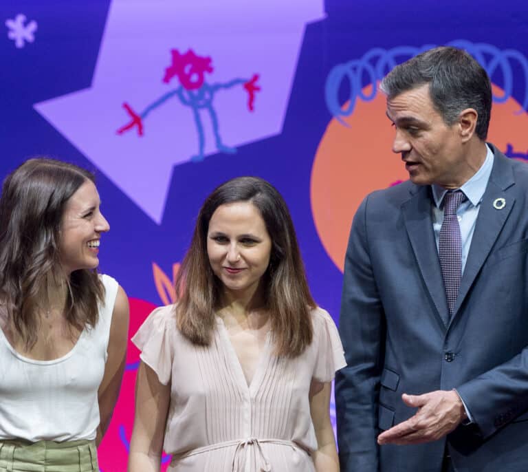 Sánchez con picores y Montero con pegatina de Putin