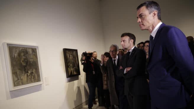 Pedro Sánchez, junto a Emmanuel Macron en el Museo Picasso de Barcelona.