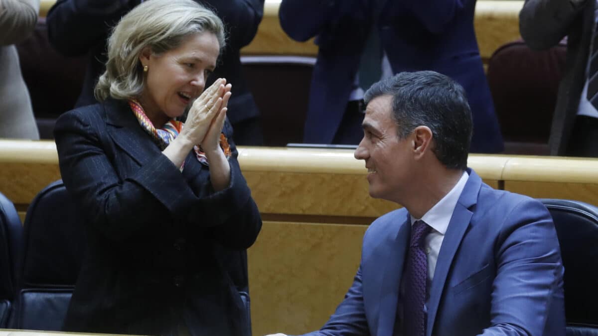 Nadia Calviño aplaude a Pedro Sánchez durante el debate del Senado.