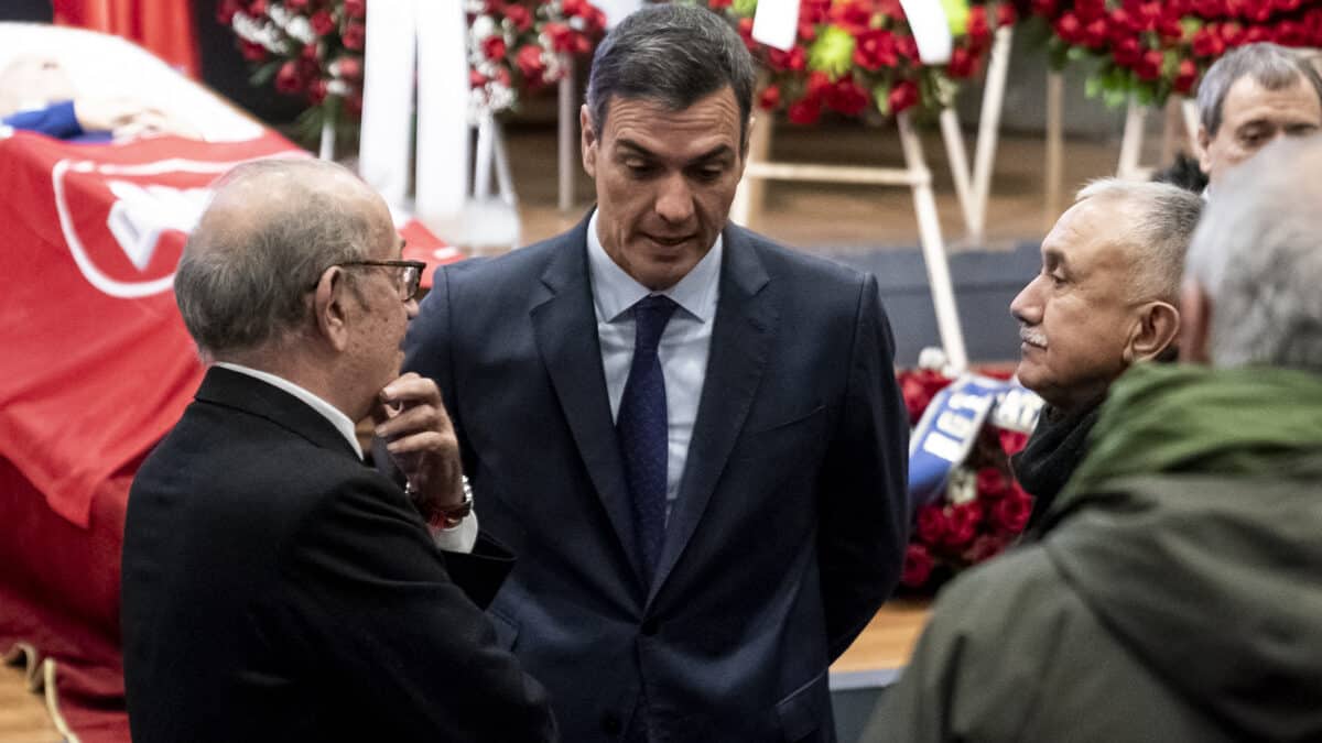 Pedro Sánchez conversa con Nicolás Redondo Terreros y Pepe Álvarez, frente al féretro del sindicalista.