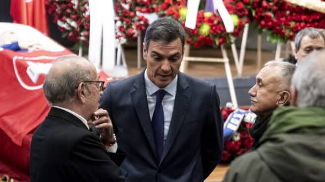 Pedro Sánchez conversa con Nicolás Redondo Terreros y Pepe Álvarez, frente al féretro del sindicalista. Pedro Sánchez conversa con Nicolás Redondo Terreros y Pepe Álvarez, frente al féretro del sindicalista.