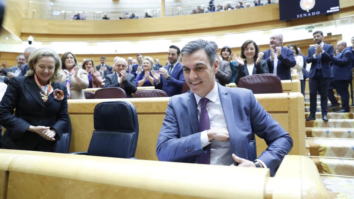 Pedro Sánchez junto a la vicepresidenta Nadia Calviño a su llegada al pleno del Senado, este martes en Madrid.