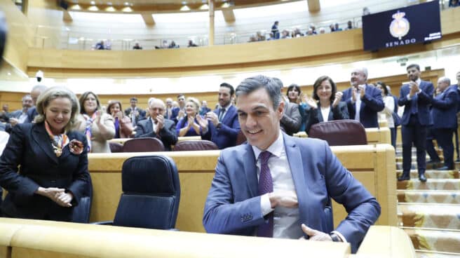 Pedro Sánchez junto a la vicepresidenta Nadia Calviño a su llegada al pleno del Senado, este martes en Madrid.