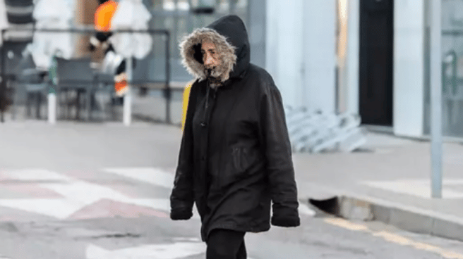 Persona abrigada ante el frío que asola estos días a España que se pregunta cuándo suben las temperaturas