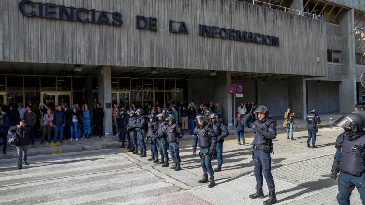 Agentes de la Policía Nacional frente a la facultad de Ciencias de la Información de la Universidad Complutense de Madrid.