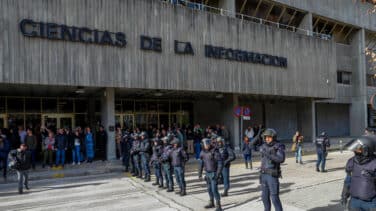 Ayuso con dálmatas y Eli con tanqueta