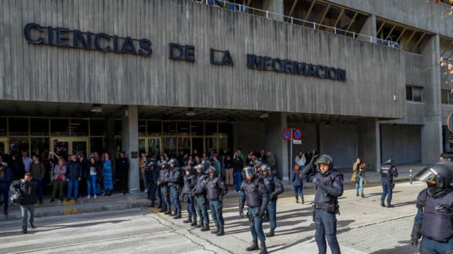Agentes de la Policía Nacional frente a la facultad de Ciencias de la Información de la Universidad Complutense de Madrid.