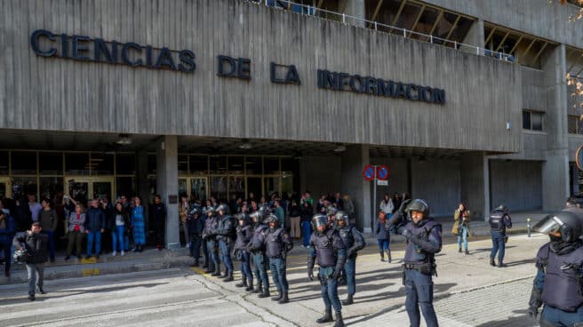Agentes de la Policía Nacional frente a la facultad de Ciencias de la Información de la Universidad Complutense de Madrid. Agentes de la Policía Nacional frente a la facultad de Ciencias de la Información de la Universidad Complutense de Madrid.