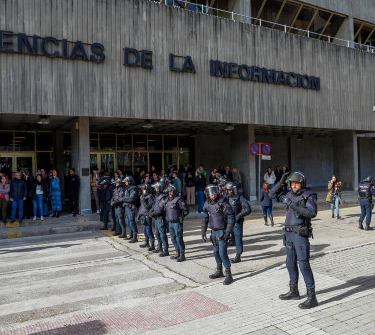 Ayuso con dálmatas y Eli con tanqueta