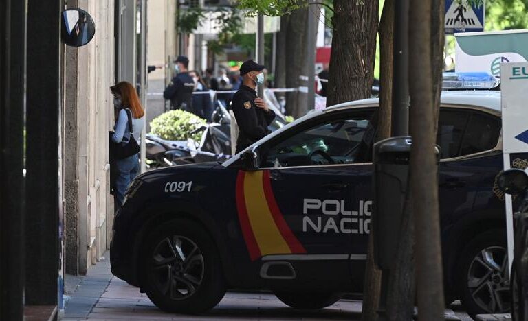 Arrestan a dos individuos en Bilbao por insultar y amenazar a una pareja de hombres que caminaban de la mano