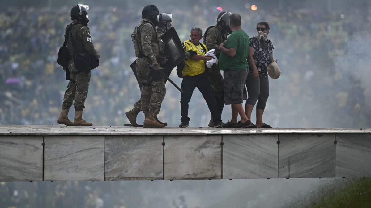 Varios policias antidisturbios reducen a manifestantes en Brasilia