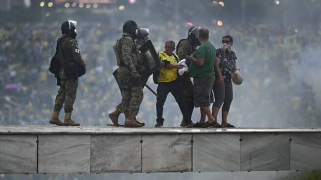 Varios policias antidisturbios reducen a manifestantes en Brasilia