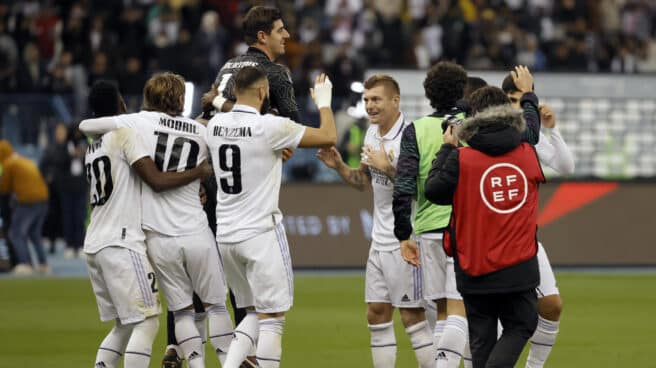 Los jugadores del Real Madrid celebran la victoria ante el Valencia