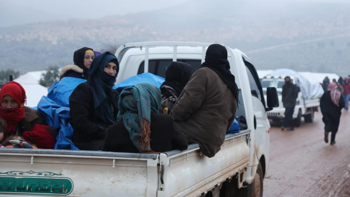 Sirios huyen de la violencia de la ciudad de Maarat al-Numan hacia una zona cercana a la frontera turca.