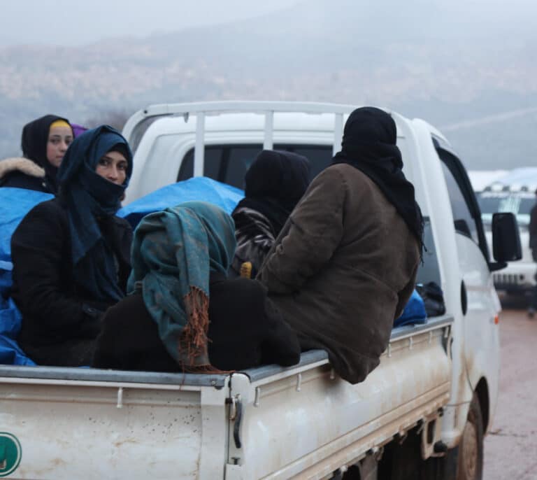 Llegan a España las mujeres de yihadistas y sus hijos desde los campos de refugiados en Siria