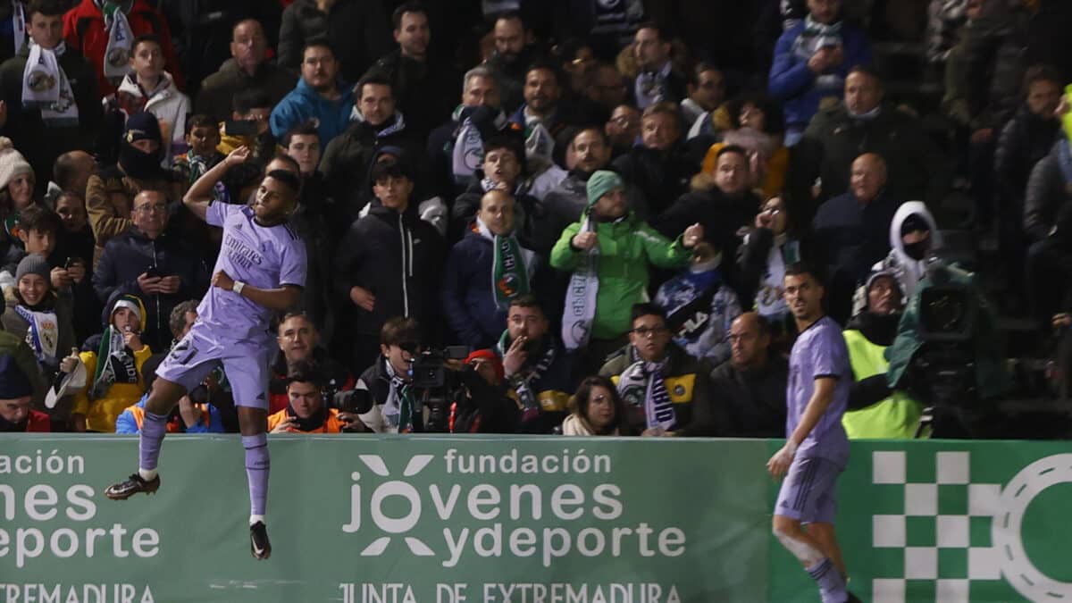Rodrygo celebra el gol de la victoria del Real Madrid contra el Cacereño.