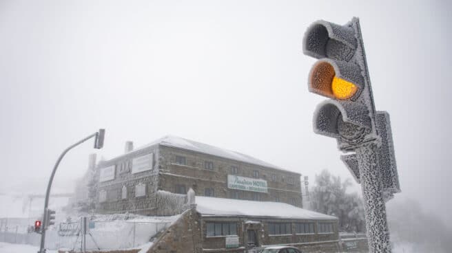 Un sémaforo congelado en el Puerto de Navacerrada