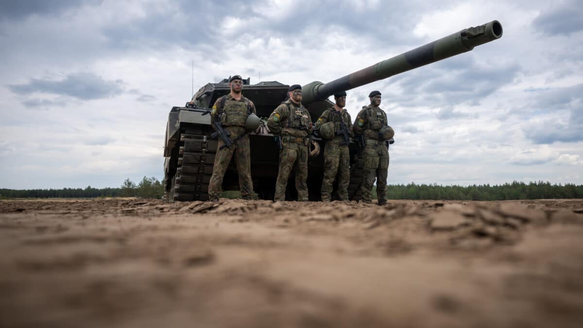 Soldados frente a un tanque Leopard 2 en Lituania