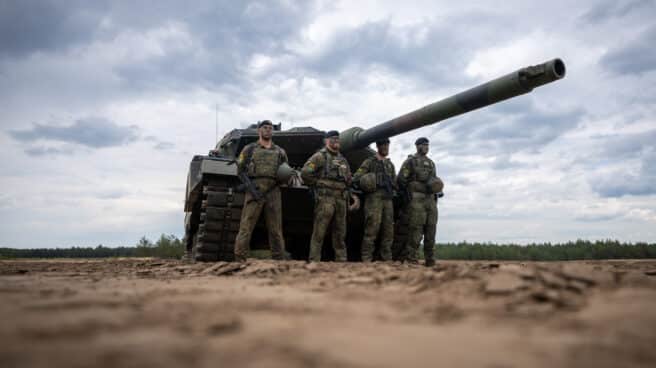 Soldiers in front of the Leopard 2 tank, June last year, Lithuania.