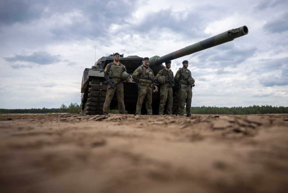 Soldados frente a un tanque Leopard 2, el pasado mes de junio, en Lituania.