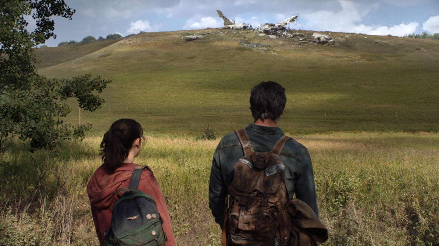 los protagonistas de The last of us contemplan un avión caído en mitad del campo