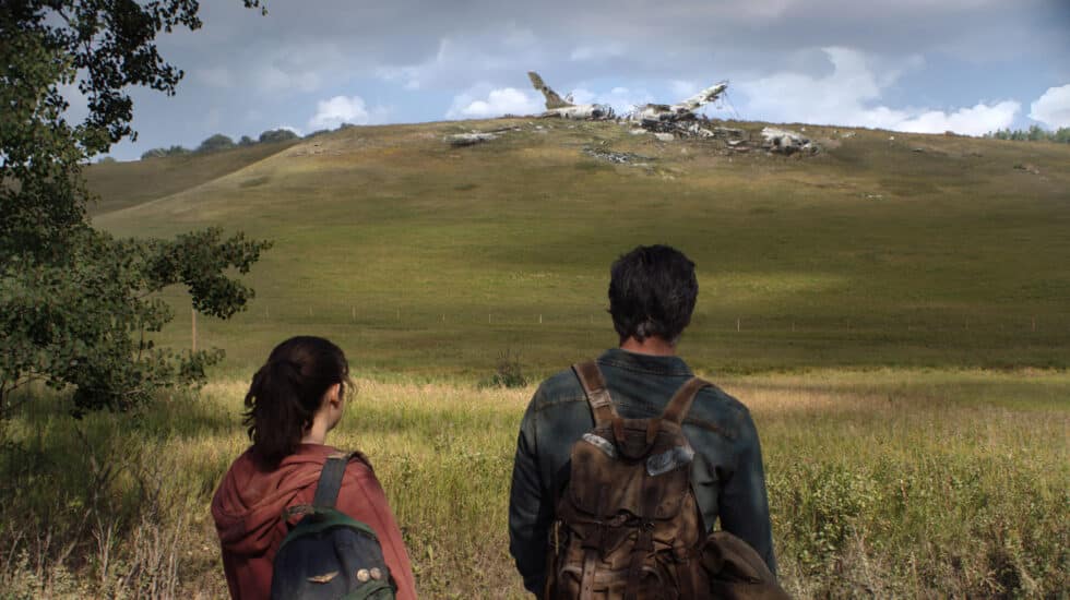 los protagonistas de The last of us contemplan un avión caído en mitad del campo