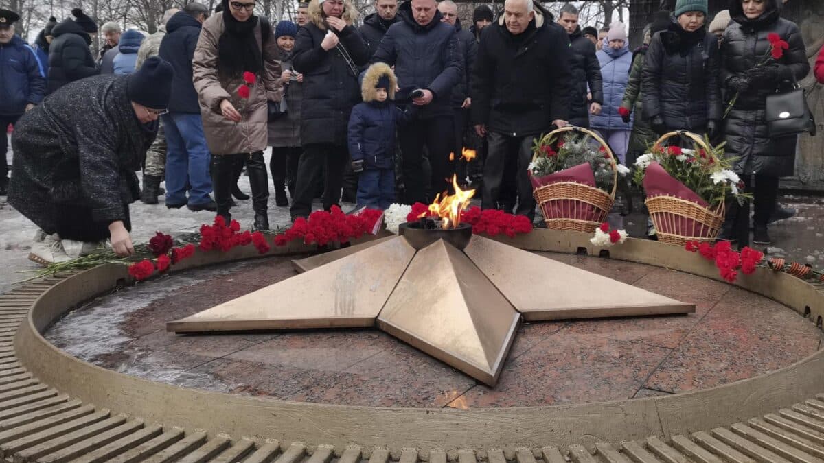 Ciudadanos rusos realizan una ofrenda en la ciudad de Tolyatti por los soldados muertos en Makiivka, cerca de Donetsk.
