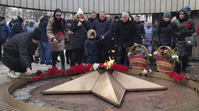 Ciudadanos rusos realizan una ofrenda en la ciudad de Tolyatti por los soldados muertos en Makiivka, cerca de Donetsk.