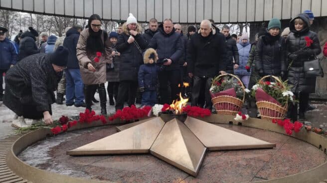 Ciudadanos rusos realizan una ofrenda en la ciudad de Tolyatti por los soldados muertos en Makiivka, cerca de Donetsk. Ciudadanos rusos realizan una ofrenda en la ciudad de Tolyatti por los soldados muertos en Makiivka, cerca de Donetsk.