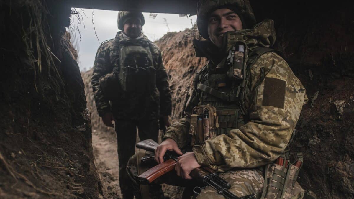 Un soldado ucraniano, en una trinchera cerca de Bakhmut.