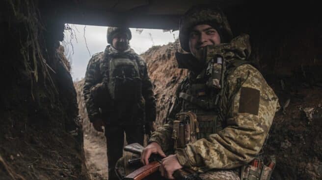 Un soldado ucraniano, en una trinchera cerca de Bakhmut.