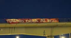 Cuelgan de un puente un muñeco ahorcado de Vinicius junto a la pancarta 'Madrid odia al Real'