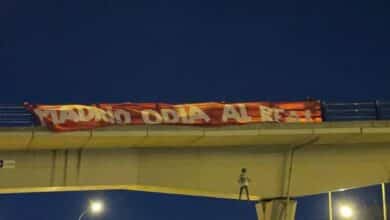 Cuelgan de un puente un muñeco ahorcado de Vinicius junto a la pancarta 'Madrid odia al Real'