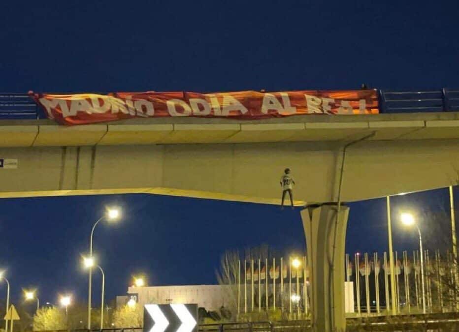 Muñeco de Vinicius colgado bajo la pancarta 'Madrid odia al Real'