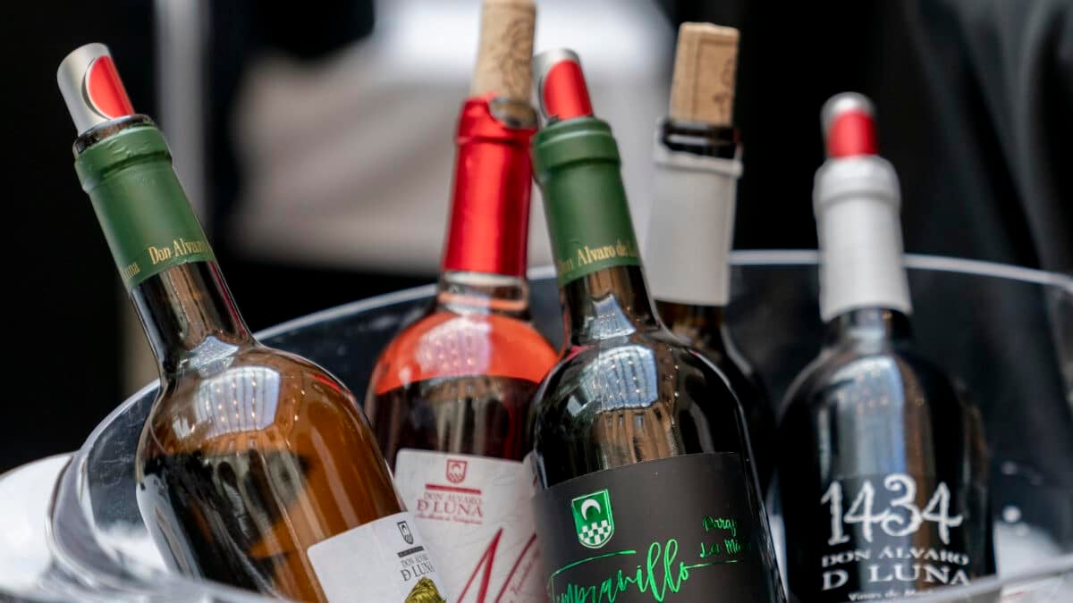 Botellas de la Denominación de Origen 'Vinos de Madrid', expuestas.