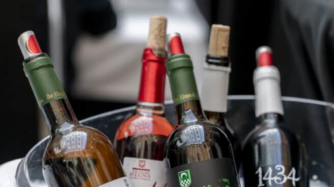 Botellas de la Denominación de Origen 'Vinos de Madrid', expuestas.