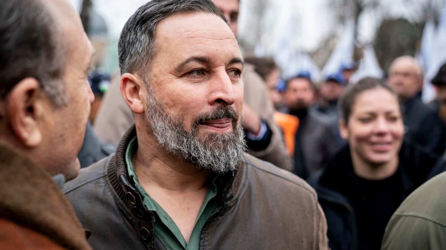 El presidente de Vox, Santiago Abascal, acompaña a miembros de la plataforma del Círculo del Agua en la concentración de este miércoles frente al Ministerio de Transición Ecológica en Madrid